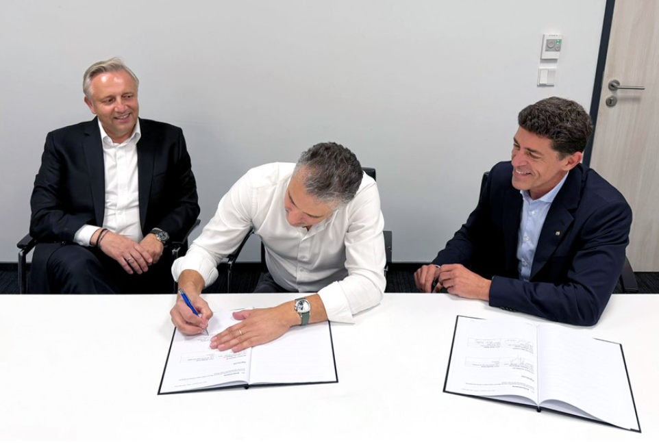 Ronen Bretter from Electra M&E Polska signs the agreement.